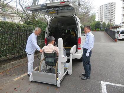 リフト付き車両の写真
