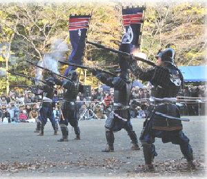 砲術を披露している写真