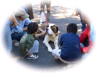 犬を可愛がっているようすの画像