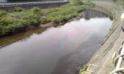 川に油のようなものが流れこむ事故の画像