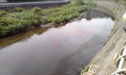 川によごれた水が流れこむ事故の画像1