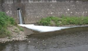 川によごれた水が流れこむ事故の画像2