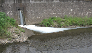川に白くにごった水が流れこむ事故の画像