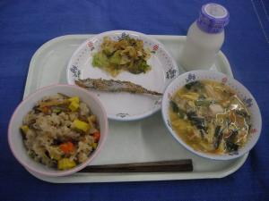 小学校の給食の画像