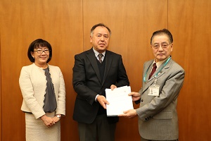 答申の様子左から吉永副会長、金子会長、石阪市長