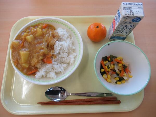 試食会の給食の写真