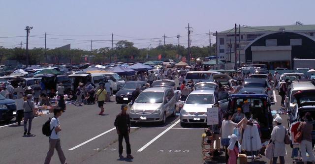 たくさんの車が並ぶフリーマーケット会場に続々と車が入ってきます