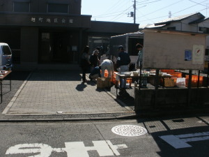 町内会館前の開催の様子