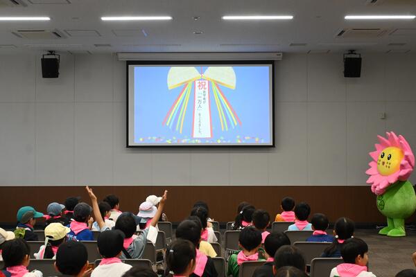 小山小学校のみなさんとハスのん