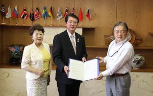 町田東ロータリークラブの阪口会長と前澤幹事が、町田市長と協定書を取り交わしている様子