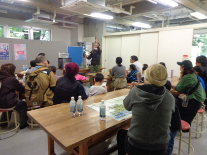 生きもの解説の様子の写真