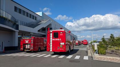 出動要請を受けて集まった消防車