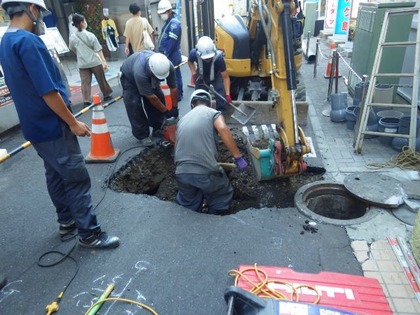 道路陥没の復旧作業のようす