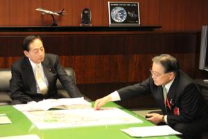 図　太田国土交通大臣（左）と石阪町田市長（右）