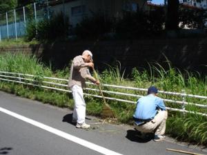 道路の清掃をしている画像