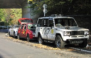 道路に放置された自動車の画像