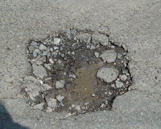 道路に円形の穴があいている写真