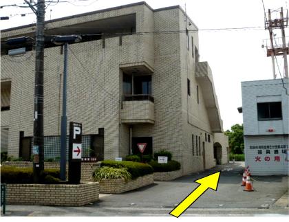 駐車場入口は町田街道から見て建物右側（線路側）です
