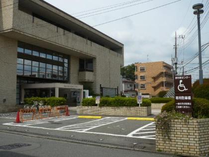 建物左側に思いやり駐車区画・障がい者専用駐車区画が2台あります。