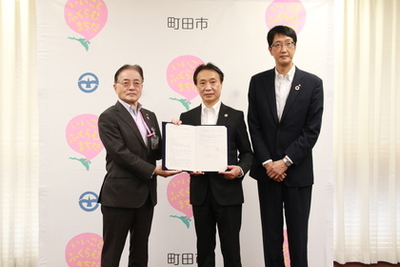 協定締結式の様子