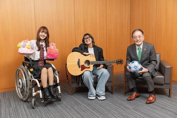 座談会の様子（左から玉置さん、Leinaさん、石阪市長）
