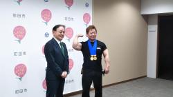 表敬訪問（第32回全日本ベンチプレス選手権大会マスターズ部門の優勝報告）の写真