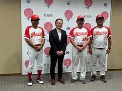 表敬訪問（町田クラブ全日本壮年ソフトボール大会出場報告）の写真
