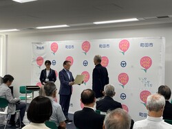 町内会・自治会等代表者退任感謝状贈呈式の写真