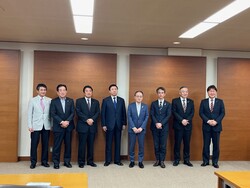8市合同記者会見の写真