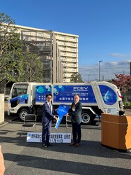 燃料電池ごみ収集車出発式の写真