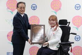 市民栄誉彰贈呈式の写真