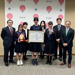 表敬訪問（鶴川第二中学校合唱部　全日本合唱コンクール金賞受賞報告）の写真