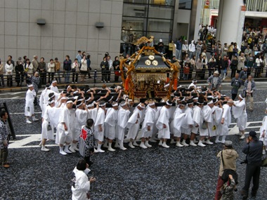 原町田大通りを練り歩く神輿の画像