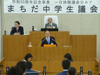 中学生議会で答弁する石阪市長の写真