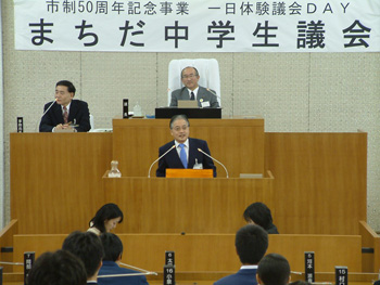 中学生議会で答弁する石阪市長の写真