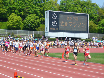 野津田陸上競技場を走る選手達の写真