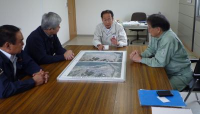 被災前後の航空写真を前に、戸羽市長から説明を受けました。