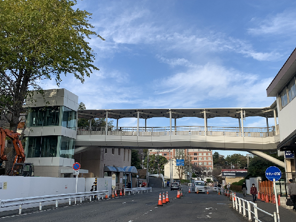 玉川学園前駅デッキとエレベーターの写真