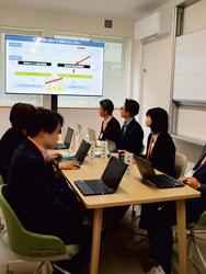 児童相談所と市の担当による連携会議の写真